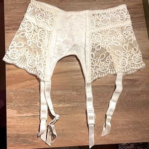 Felina vintage gather belt white S